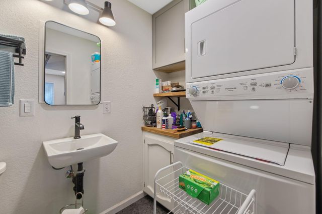 1047 S Pinkham Street, Visalia, CA 93292