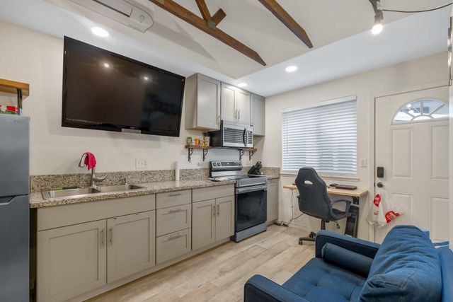 1047 S Pinkham Street, Visalia, CA 93292