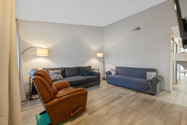 1047 S Pinkham Street, Visalia, CA 93292