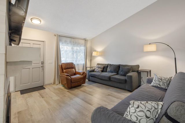 1047 S Pinkham Street, Visalia, CA 93292