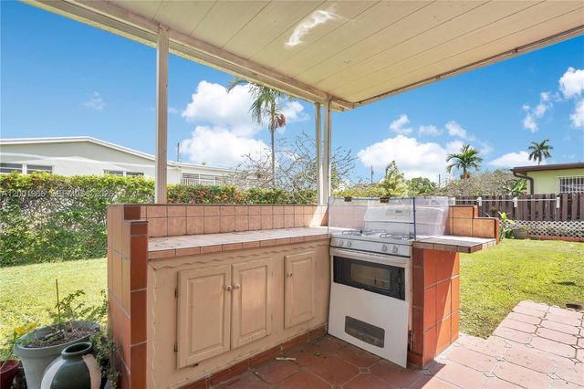 6895 SW 16th St, Miami, FL 33155