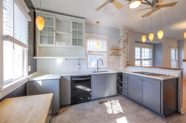 829 W 40 Street, Kansas City, MO 64111