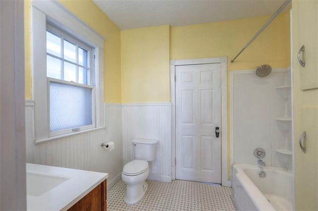 829 W 40 Street, Kansas City, MO 64111