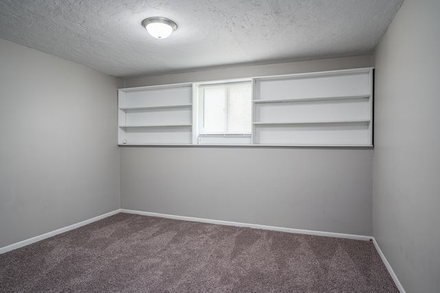 4430 CANTERBURY Lane, Davenport, IA 52806