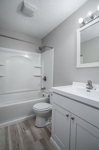 4430 CANTERBURY Lane, Davenport, IA 52806