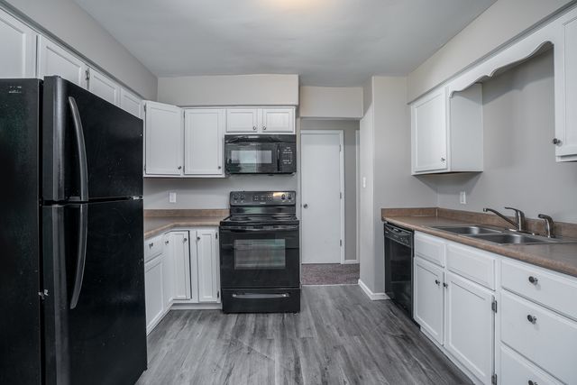4430 CANTERBURY Lane, Davenport, IA 52806