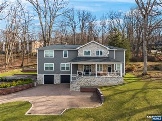 10 Hillside Avenue, North Caldwell, NJ 07006