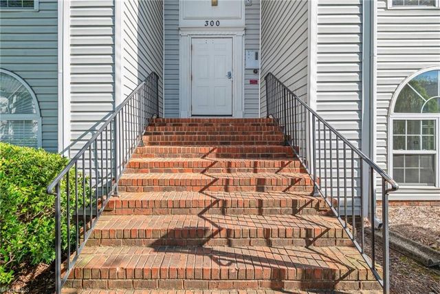 321 Quietwood Drive, Winston-salem, NC 27103