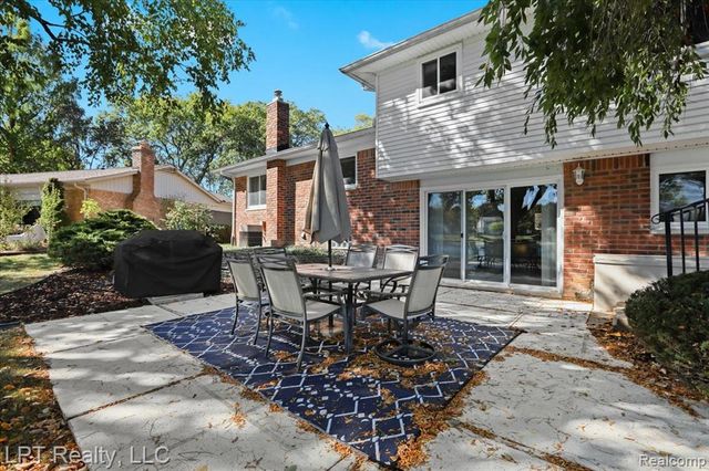 6378 Emerald Lake Drive, Troy, MI 48085