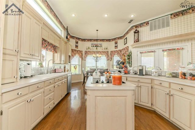 1113 N JACKSON AVENUE, Iowa Park, TX 76367