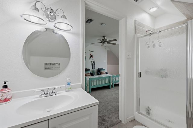 102 Mohawk Cove, Lake Kiowa, TX 76240