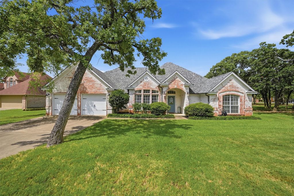 102 Mohawk Cove, Lake Kiowa, TX 76240