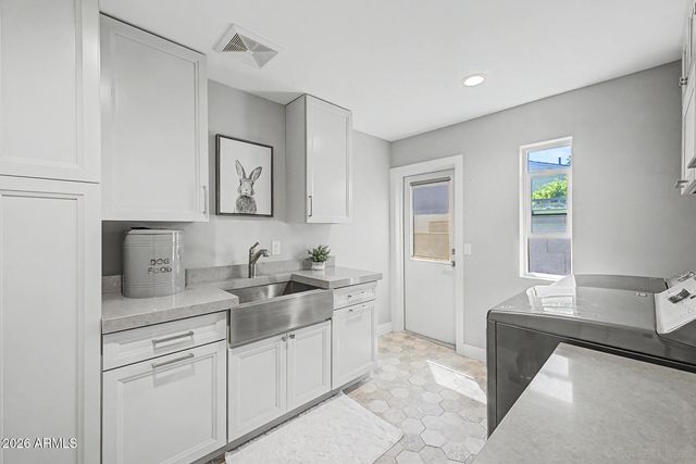 1930 E ROVEY Avenue, Phoenix, AZ 85016