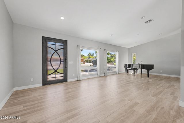 1930 E ROVEY Avenue, Phoenix, AZ 85016