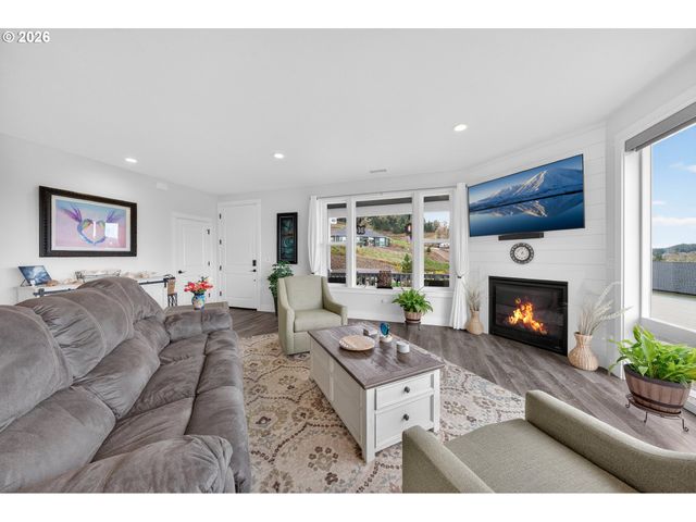 445 MADERA Ln, Roseburg, OR 97471