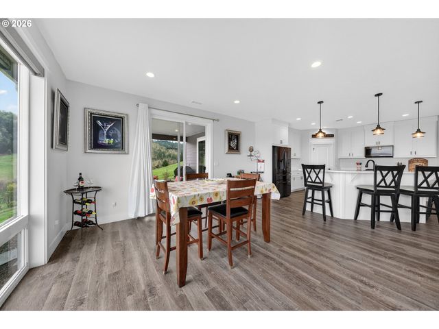 445 MADERA Ln, Roseburg, OR 97471