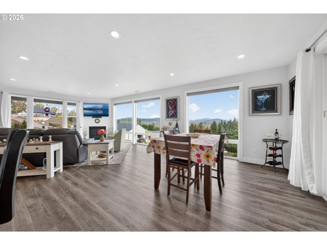 445 MADERA Ln, Roseburg, OR 97471