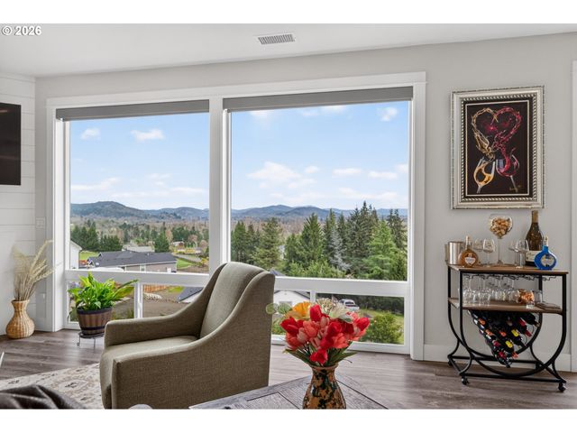 445 MADERA Ln, Roseburg, OR 97471