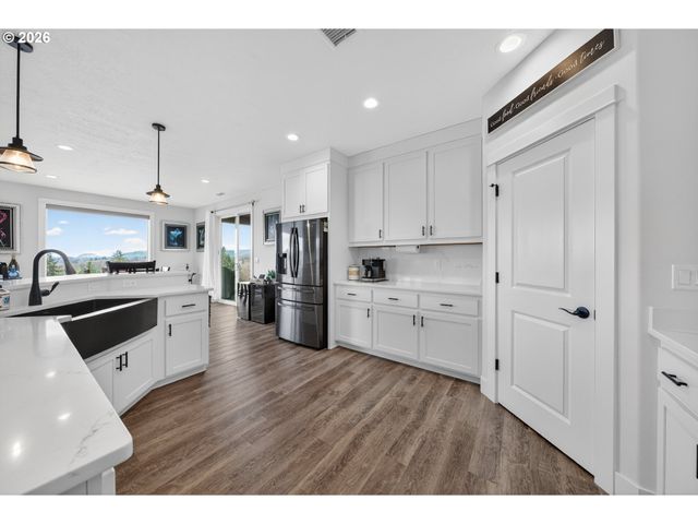 445 MADERA Ln, Roseburg, OR 97471