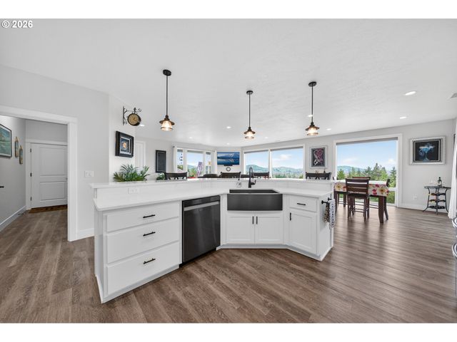 445 MADERA Ln, Roseburg, OR 97471