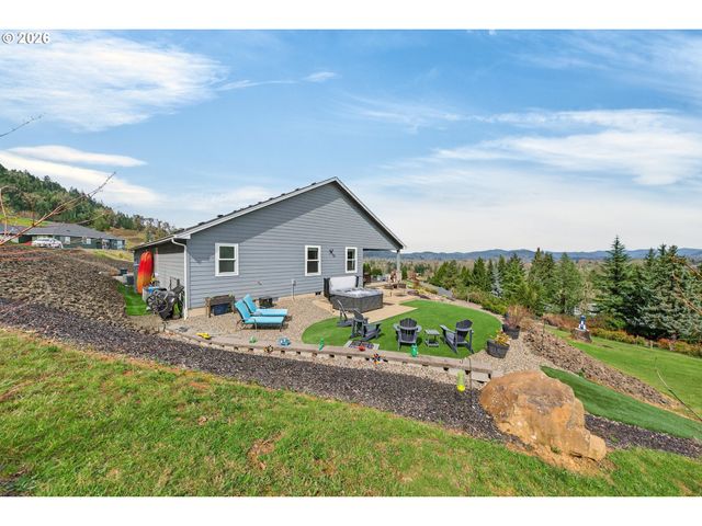 445 MADERA Ln, Roseburg, OR 97471