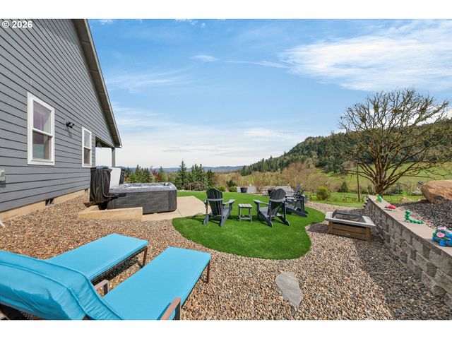 445 MADERA Ln, Roseburg, OR 97471