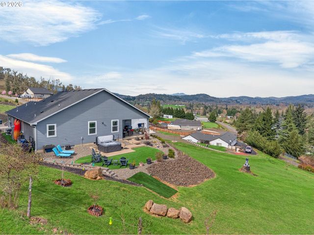 445 MADERA Ln, Roseburg, OR 97471
