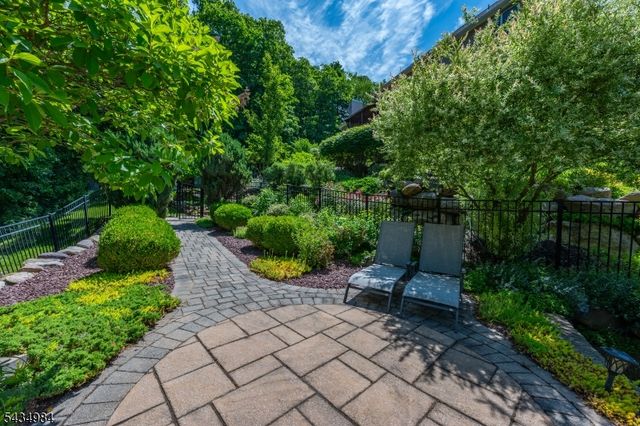 11 Stoneridge Ct, Rockaway Twp., NJ 07866