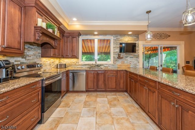11 Stoneridge Ct, Rockaway Twp., NJ 07866