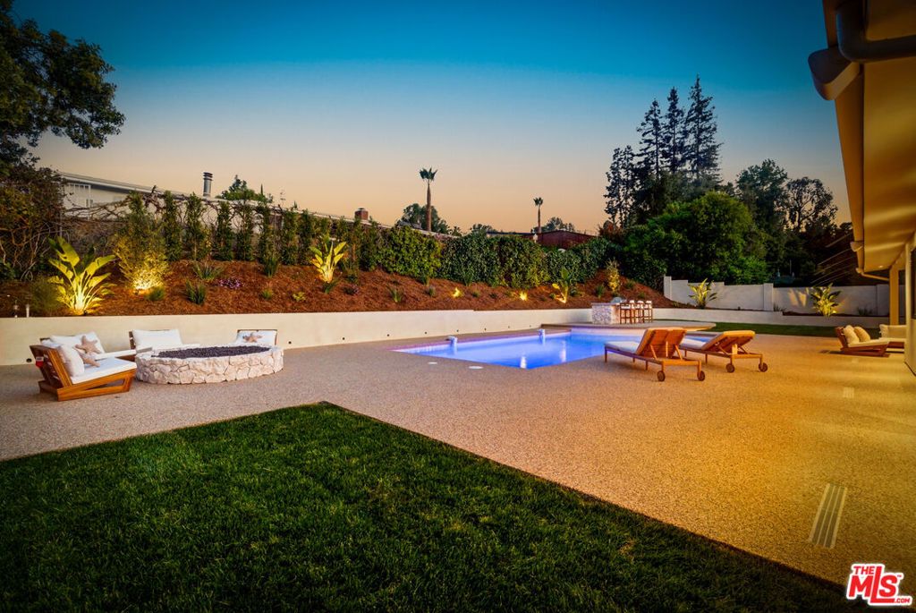 Image 11 of property listing at 18840 La Amistad Place, Tarzana, CA 91356