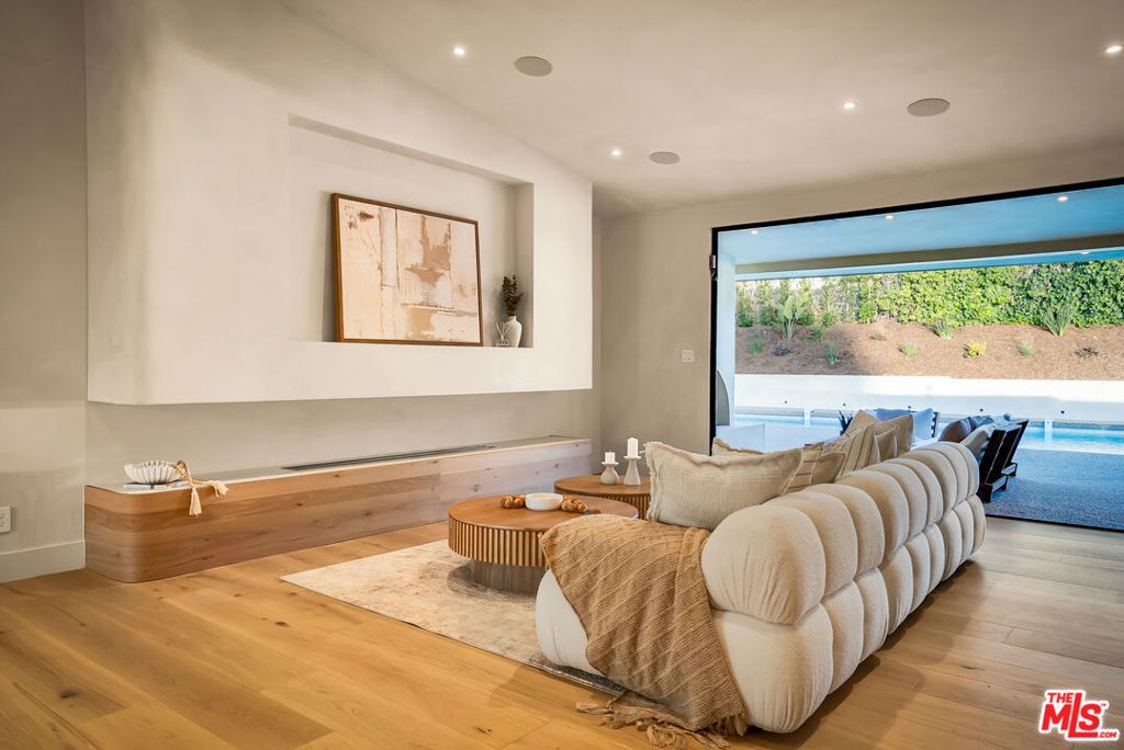 Image 15 of property listing at 18840 La Amistad Place, Tarzana, CA 91356