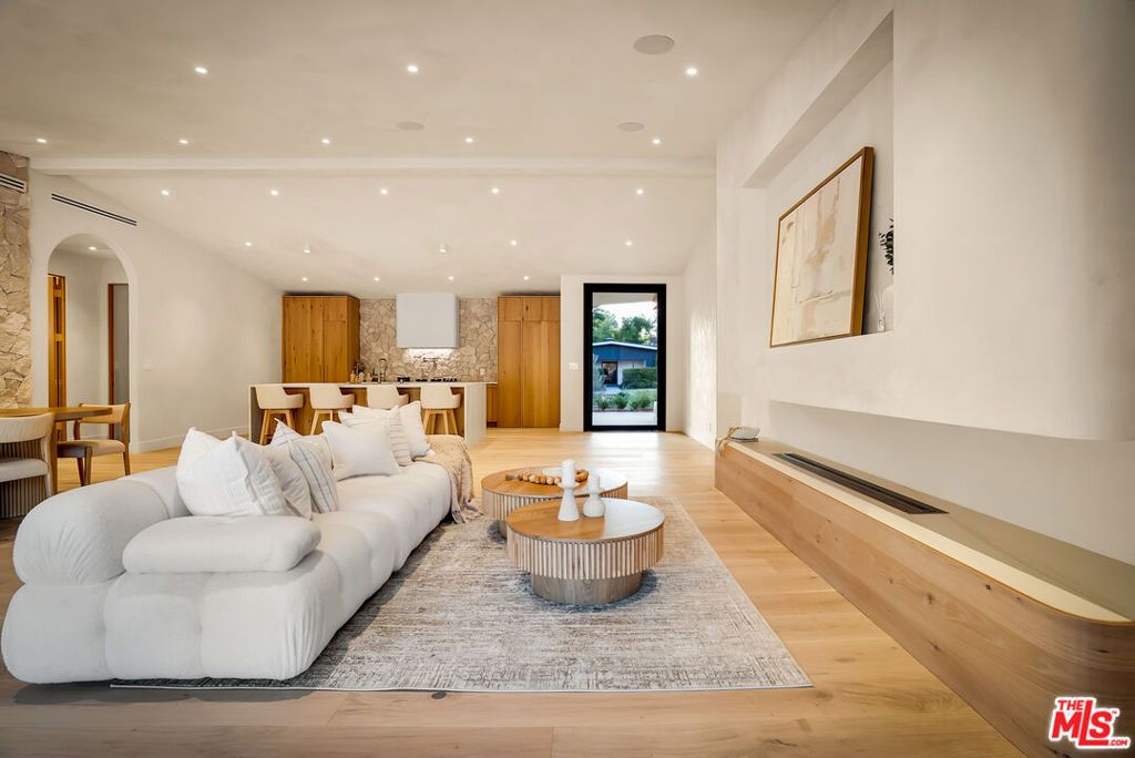 Image 18 of property listing at 18840 La Amistad Place, Tarzana, CA 91356