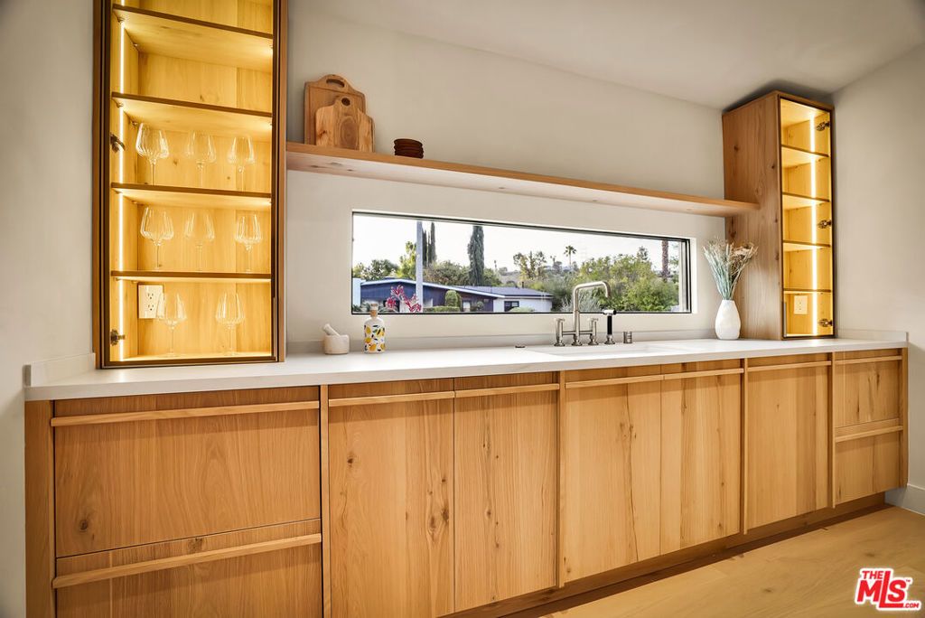 Image 30 of property listing at 18840 La Amistad Place, Tarzana, CA 91356