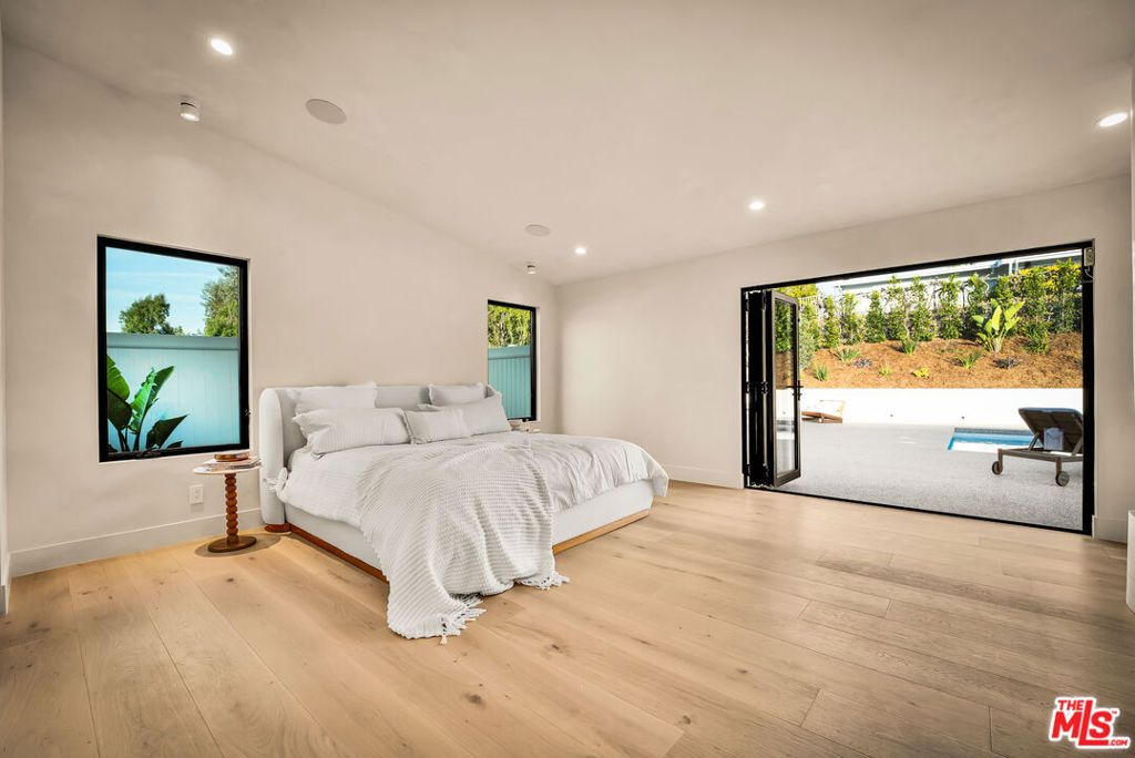 Image 37 of property listing at 18840 La Amistad Place, Tarzana, CA 91356