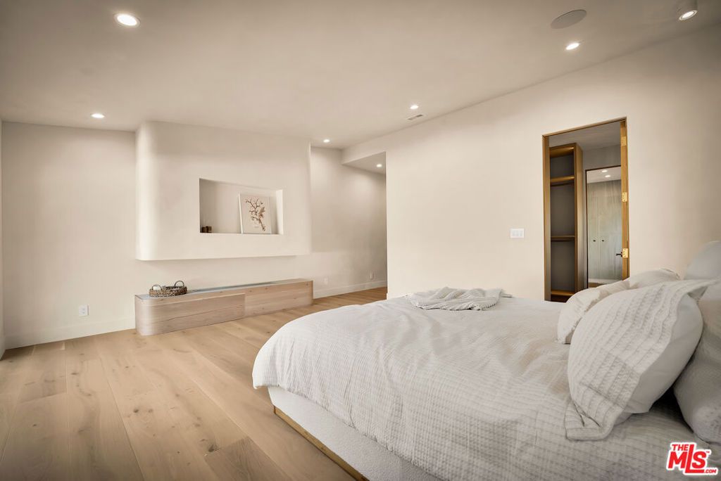 Image 39 of property listing at 18840 La Amistad Place, Tarzana, CA 91356