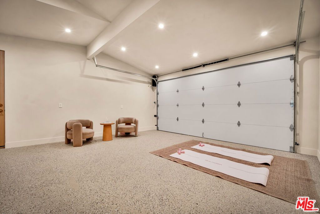 Image 54 of property listing at 18840 La Amistad Place, Tarzana, CA 91356