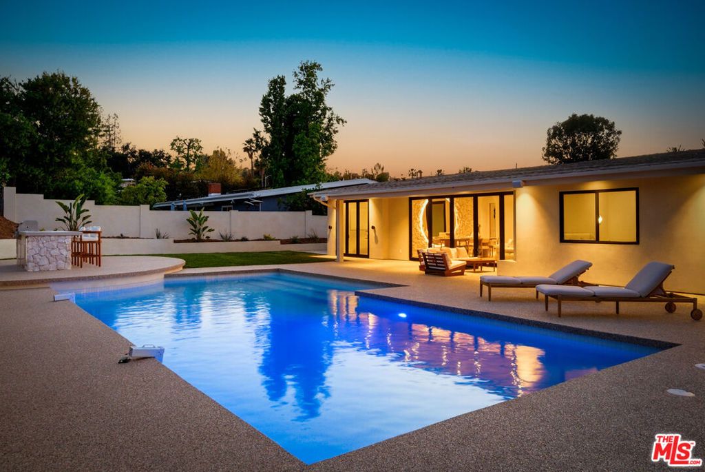 Image 8 of property listing at 18840 La Amistad Place, Tarzana, CA 91356