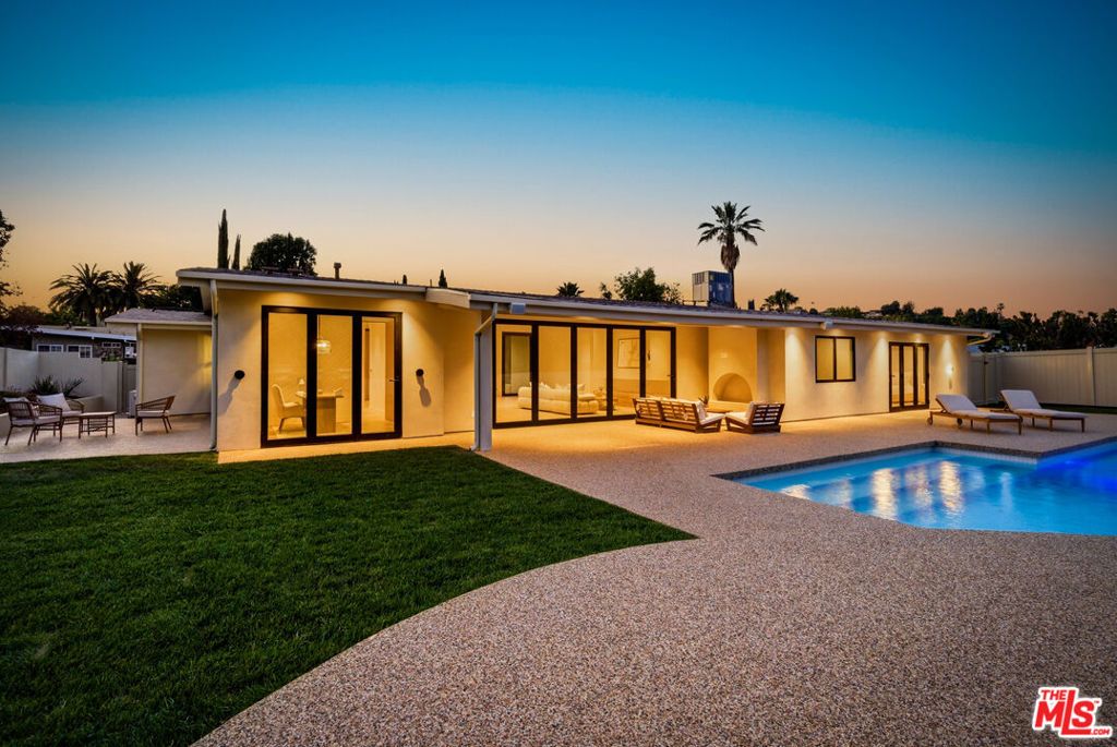 Image 9 of property listing at 18840 La Amistad Place, Tarzana, CA 91356