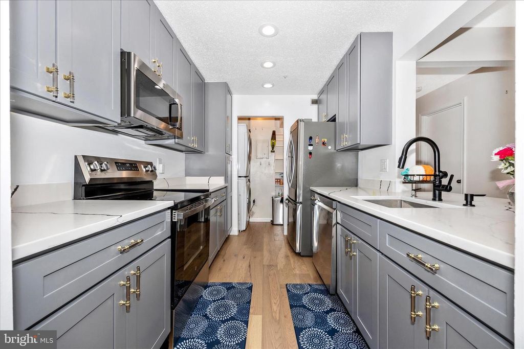 Image 14 of property listing at 12902 CHURCHILL RIDGE CIR #2-14, Germantown, MD 20874
