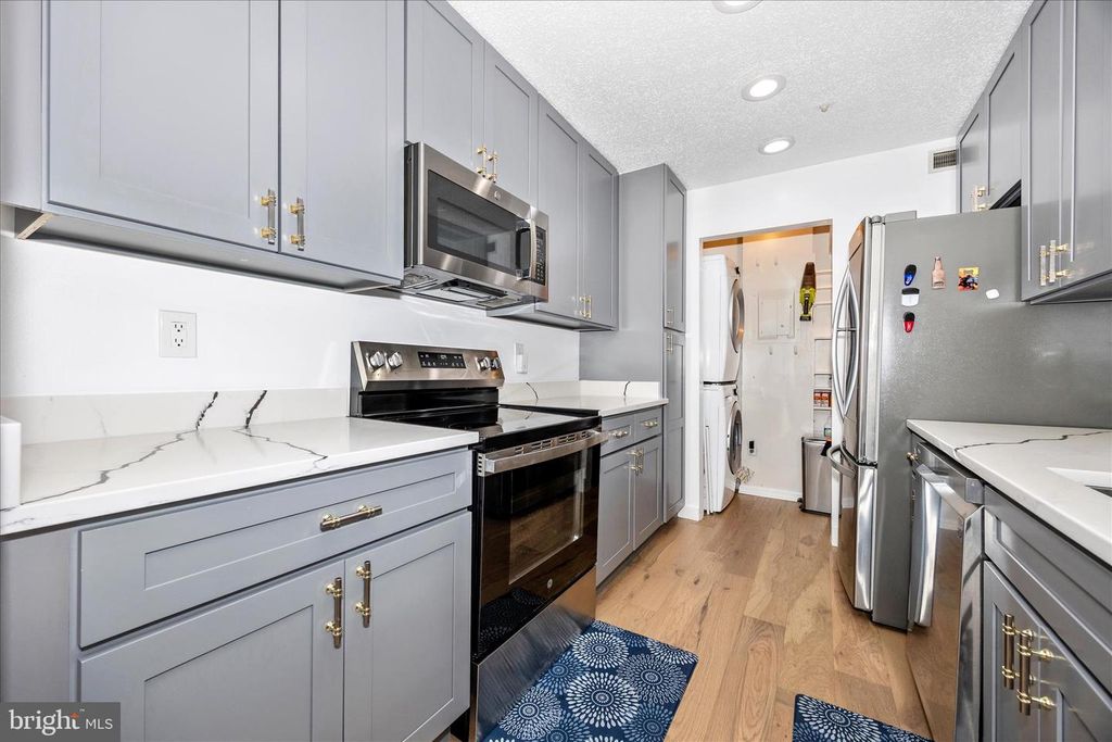 Image 15 of property listing at 12902 CHURCHILL RIDGE CIR #2-14, Germantown, MD 20874
