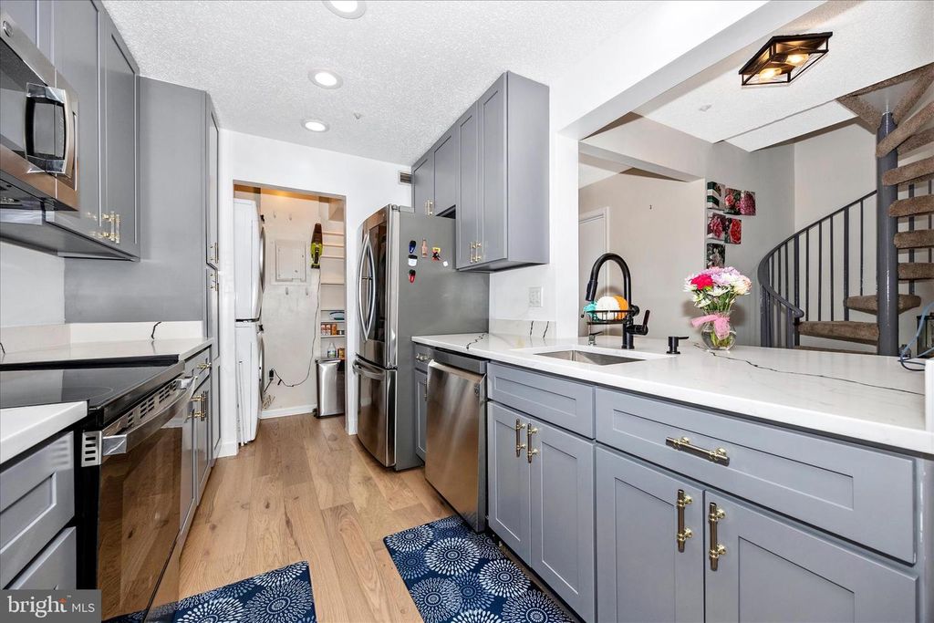 Image 16 of property listing at 12902 CHURCHILL RIDGE CIR #2-14, Germantown, MD 20874