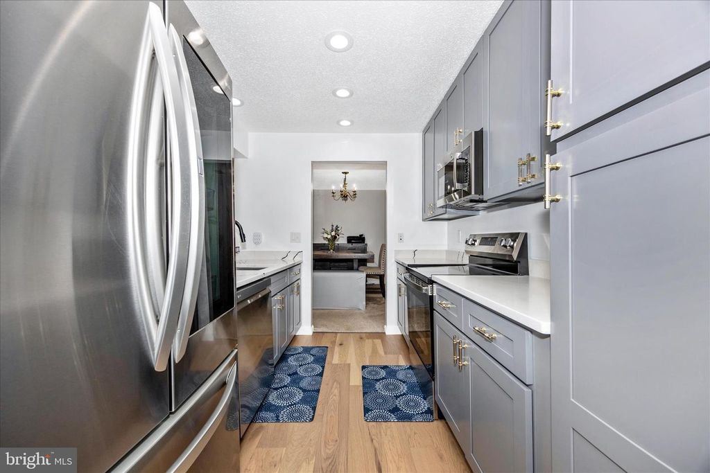 Image 17 of property listing at 12902 CHURCHILL RIDGE CIR #2-14, Germantown, MD 20874