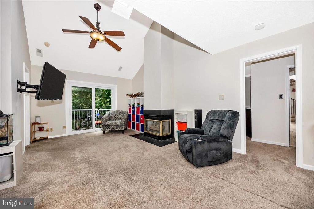 Image 6 of property listing at 12902 CHURCHILL RIDGE CIR #2-14, Germantown, MD 20874