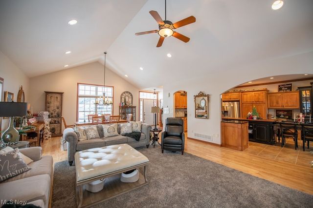 1313 Fairway Drive NE, New Philadelphia, OH 44663