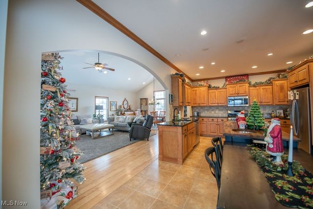 1313 Fairway Drive NE, New Philadelphia, OH 44663