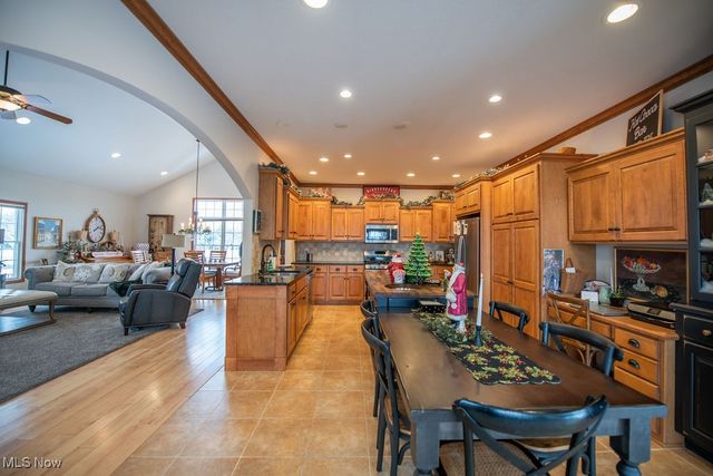 1313 Fairway Drive NE, New Philadelphia, OH 44663