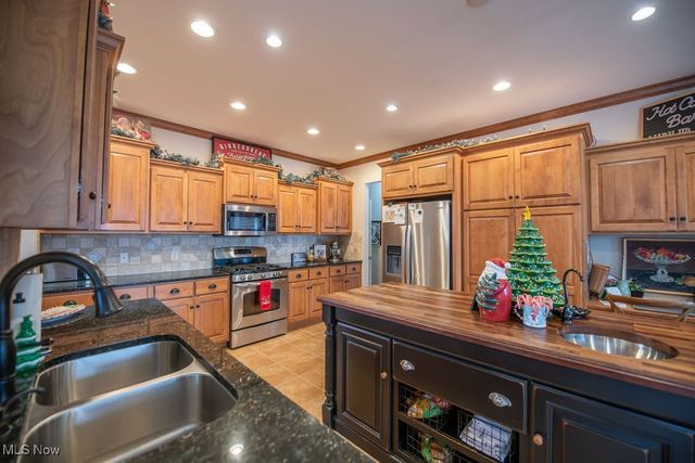 1313 Fairway Drive NE, New Philadelphia, OH 44663