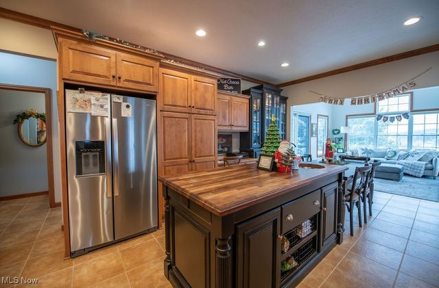 1313 Fairway Drive NE, New Philadelphia, OH 44663