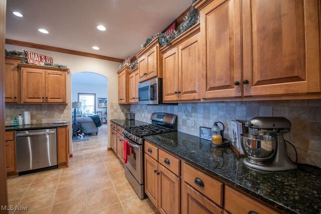 1313 Fairway Drive NE, New Philadelphia, OH 44663