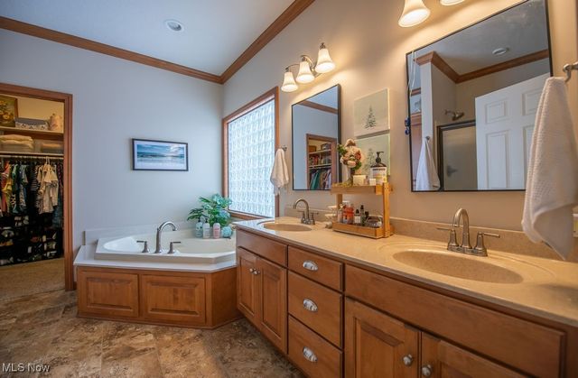 1313 Fairway Drive NE, New Philadelphia, OH 44663